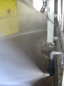 Spray nozzle keeps conveyor belt clean